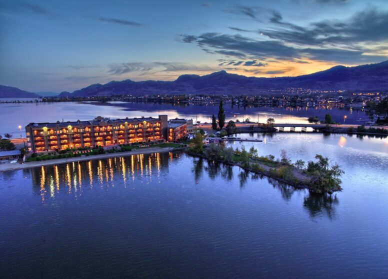 holiday-inn-hotel-and-suites-osoyoos-4347624728-4x3